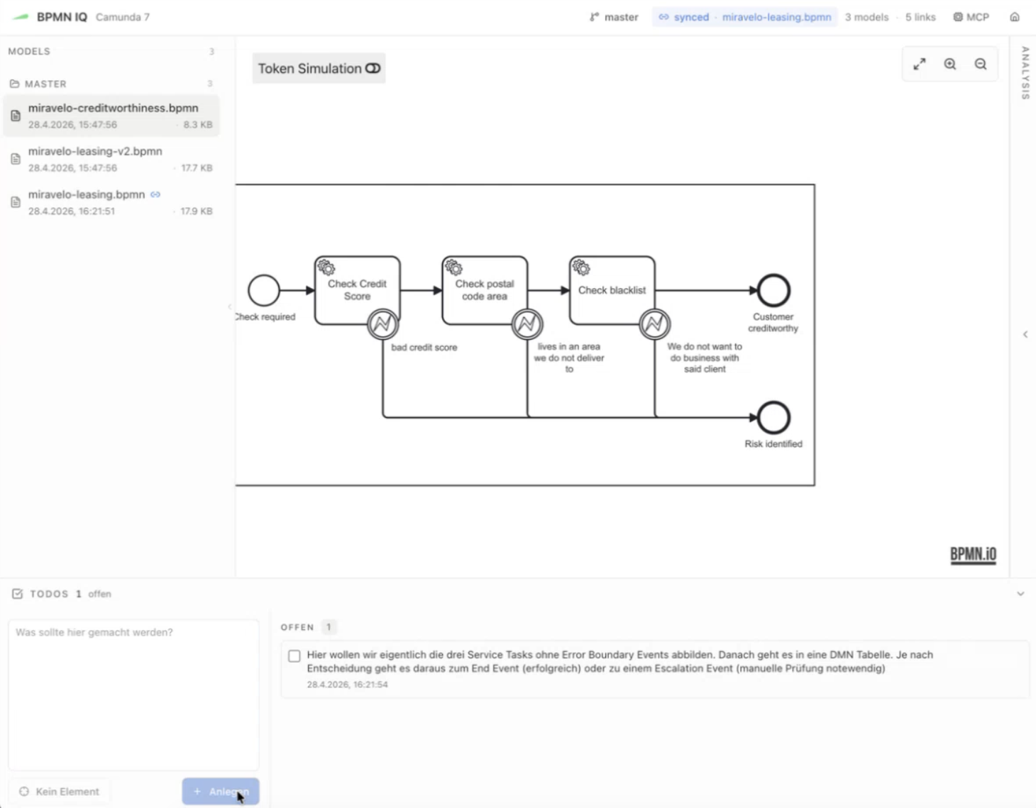 BPMN iQ Modeler mit dem miravelo-creditworthiness-Prozess: Modellbaum für die drei Versionen, Token-Simulation auf dem Diagramm und ein offener Fachbereichs-Kommentar im To-Do-Panel zur Modellierung der Service Tasks und der nachgelagerten DMN-Tabelle.